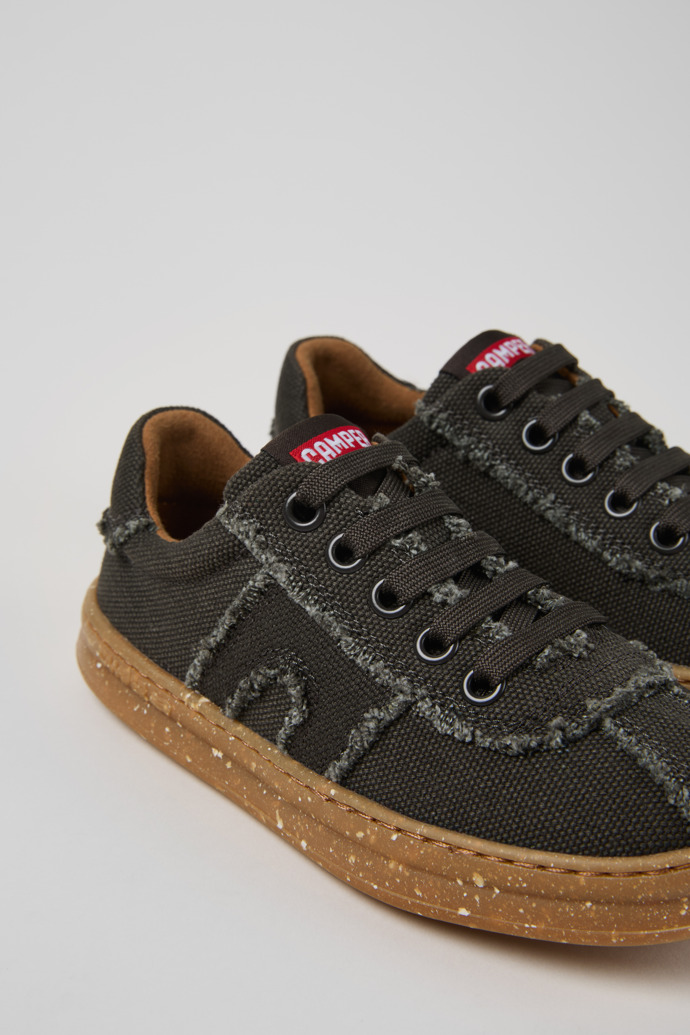 Camper Runner - Graue Kindersneaker aus Recyclingbaumwolle.
