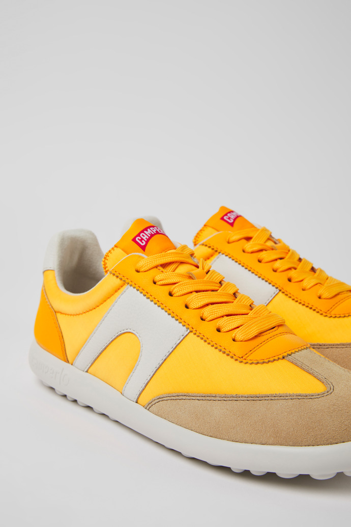 Camper Pelotas XLite - Oranger Damensneaker aus Leder und Textil