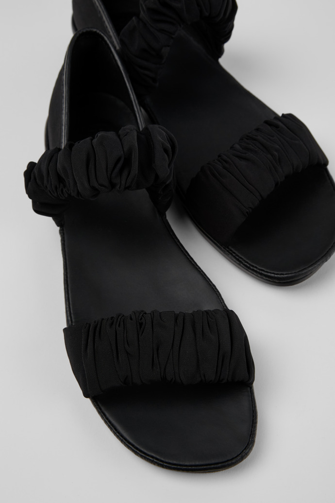 Camper Right - Schwarze Sandalen für Damen aus recyceltem PET und Leder.