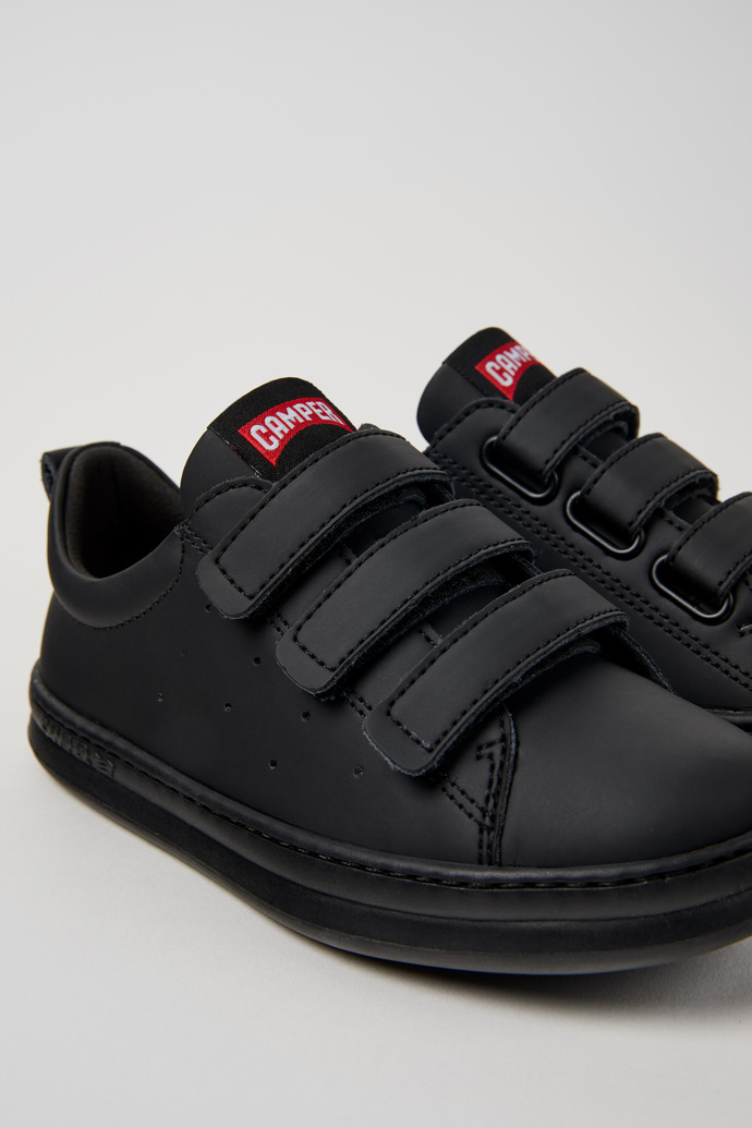Camper Runner - Schwarzer Kindersneaker aus recyceltem Leder.