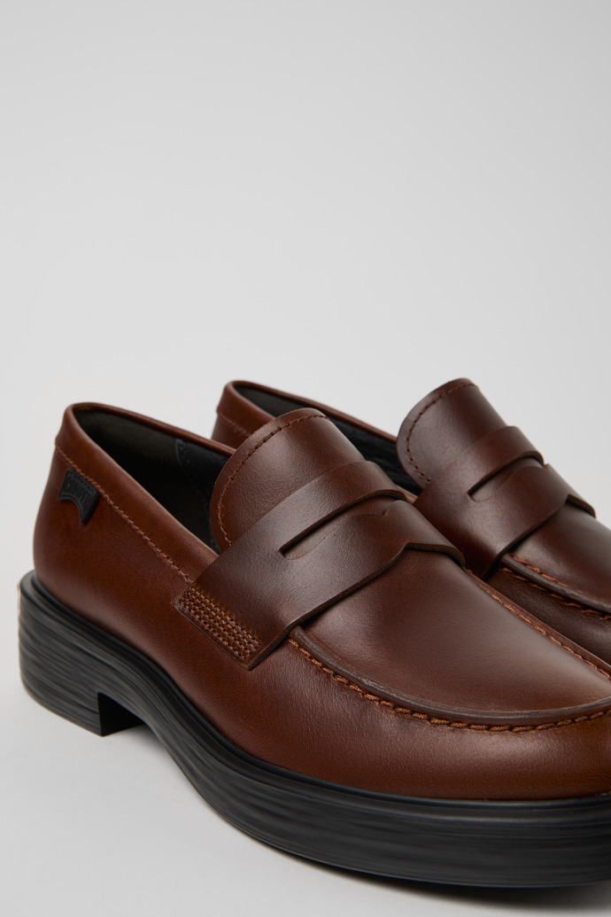 Camper Dean - Brauner Damenschuh aus Leder.
