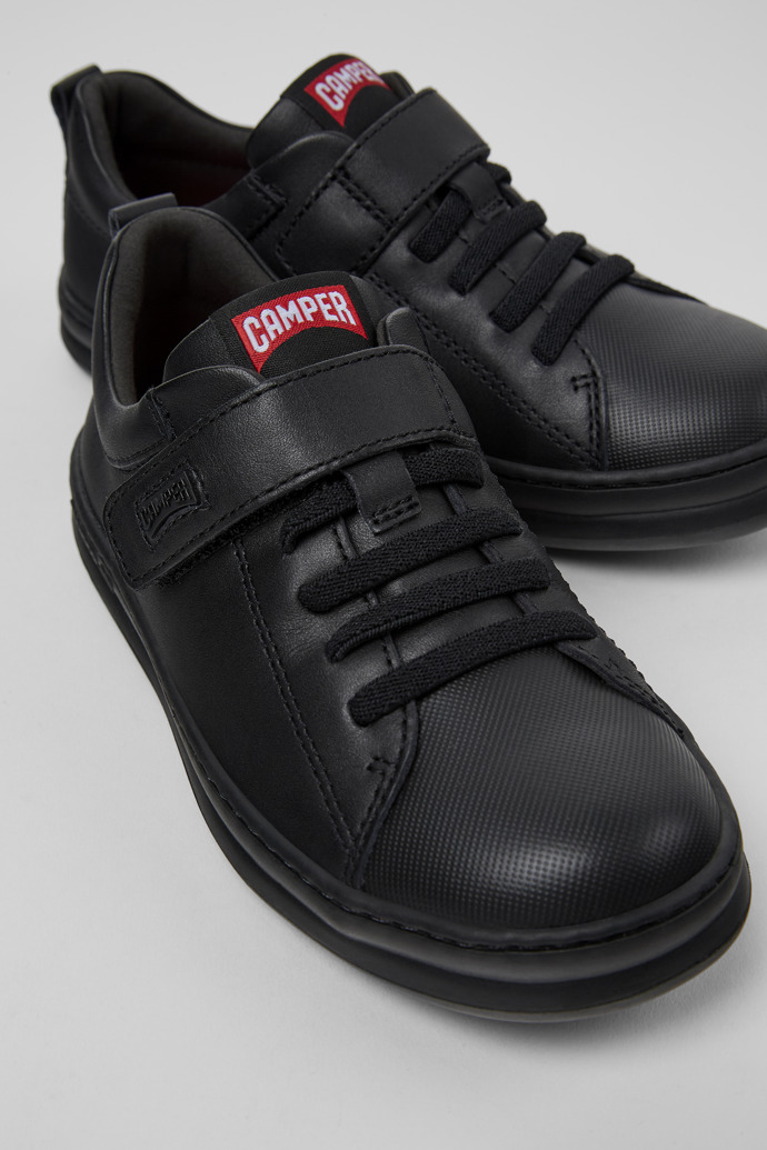 Camper Runner - Schwarzer Kindersneaker aus Leder und Textil.