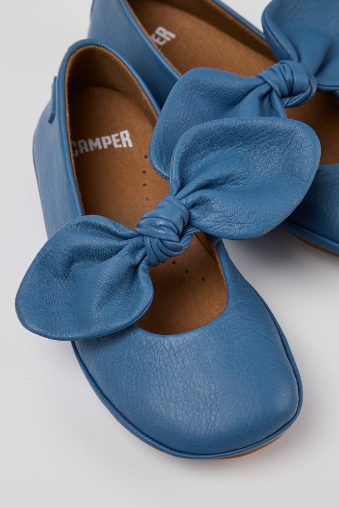 Camper Right - Blauer Lederballerina für Kinder.