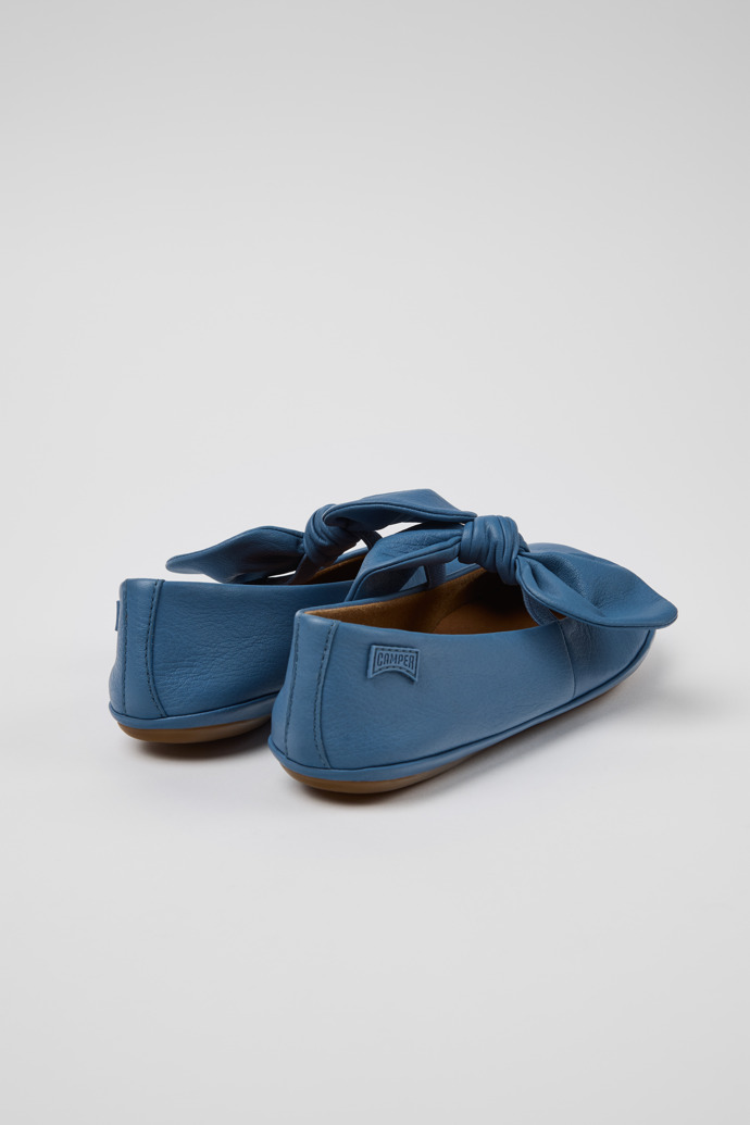 Camper Right - Blauer Lederballerina für Kinder.