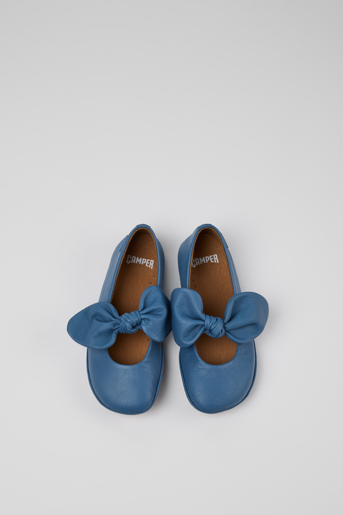 Camper Right - Blauer Lederballerina für Kinder.