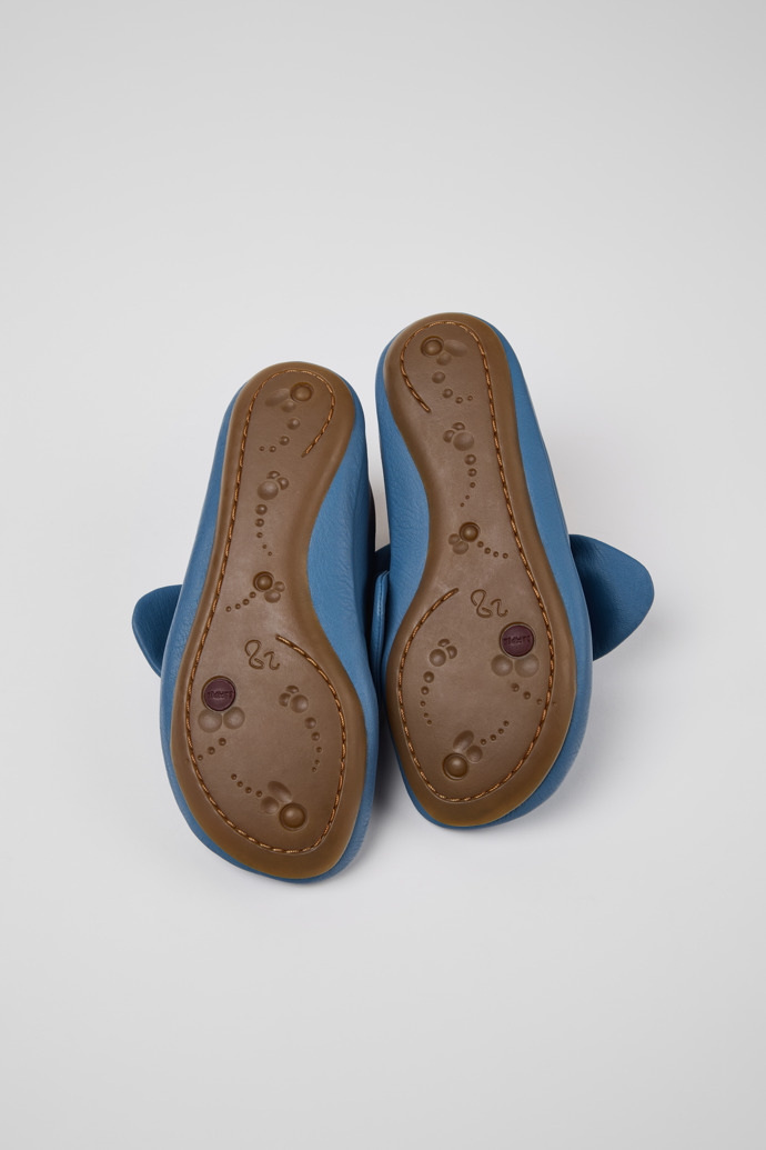 Camper Right - Blauer Lederballerina für Kinder.