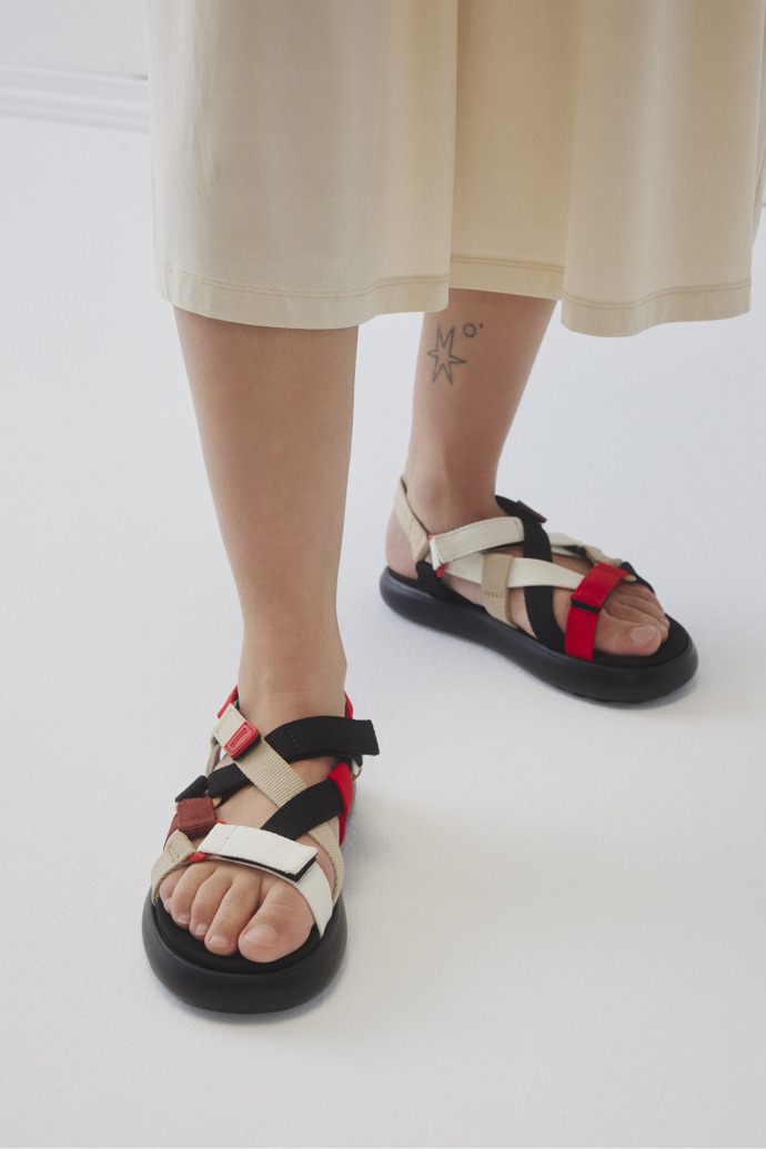 Camper Twins - Mehrfarbige Sandalen aus Recycling-PET für Damen.
