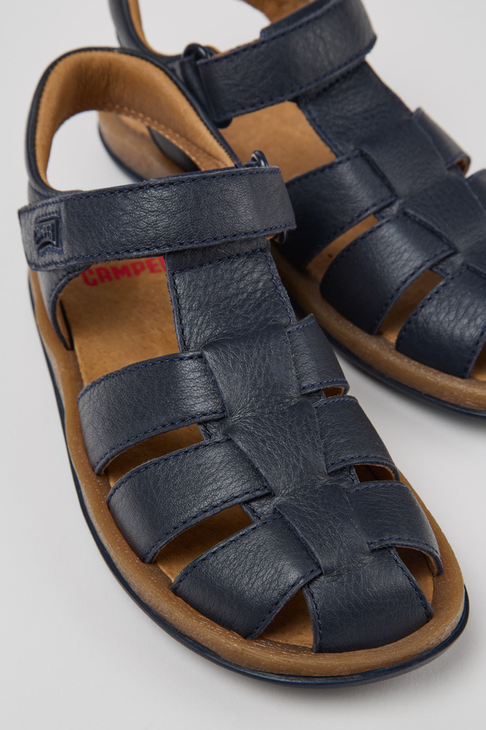 Camper Bicho - Blauer geschlossener Kindersandaletten aus Leder.