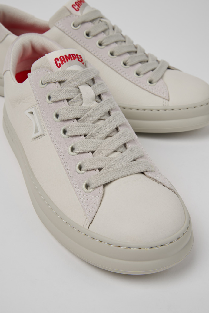 Camper Runner - Weiße Ledersneaker mit Nubukleder für Damen.