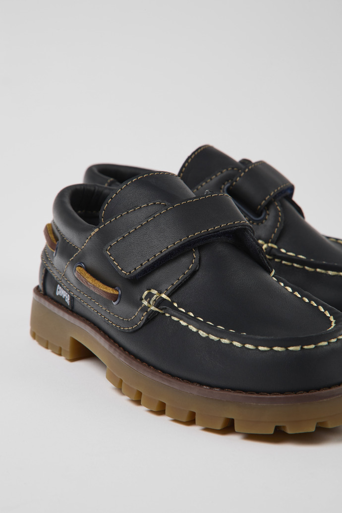 Camper Compas - Blauer Kinderschuh aus Leder im Nautikstil.