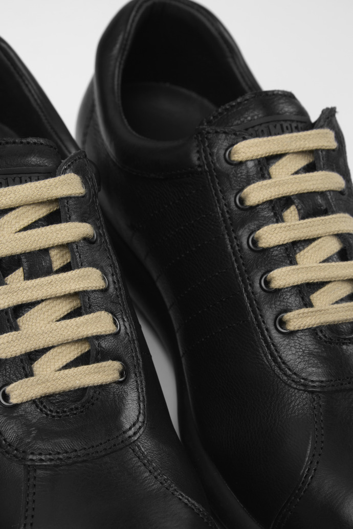 Camper Pelotas - Ikonischer Damenschuh in Schwarz