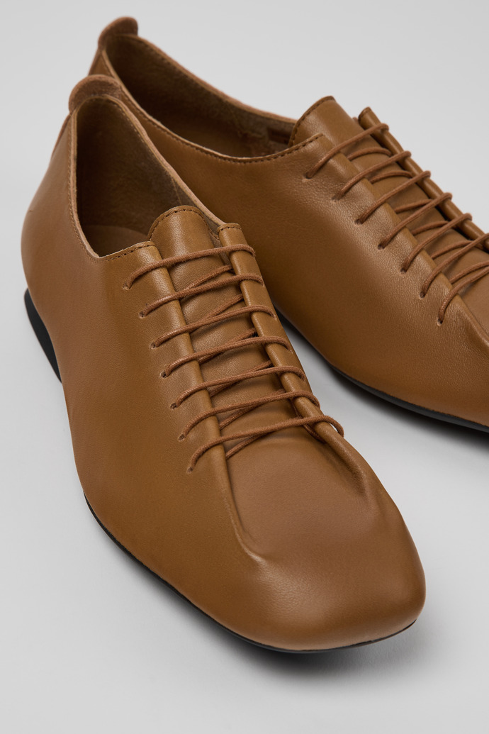 Camper Casi Myra - Brauner Damenschuh aus Leder.