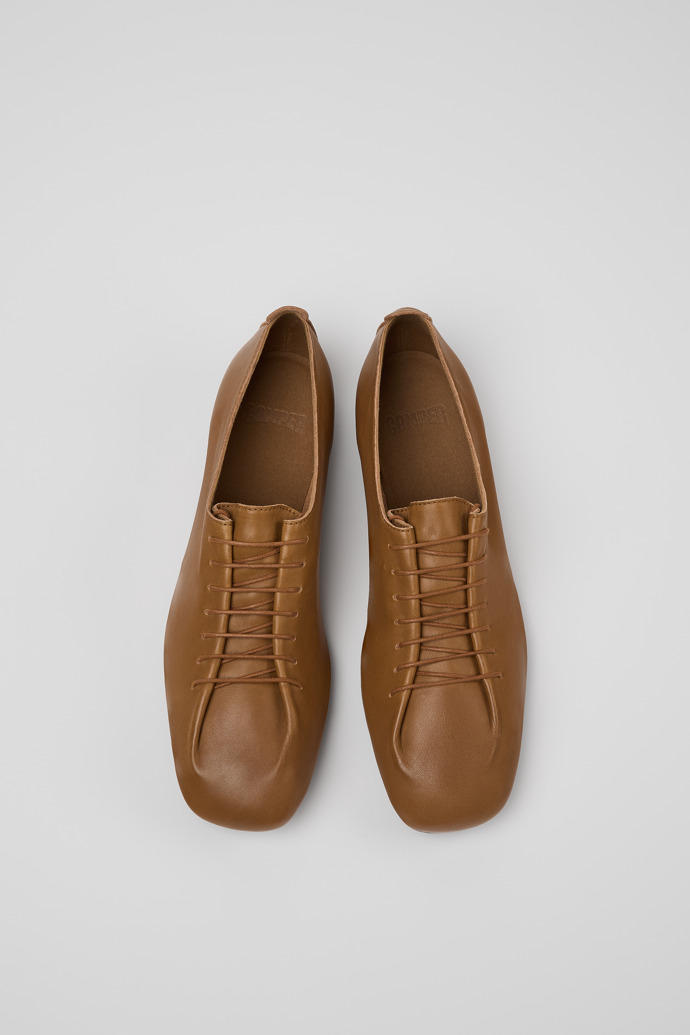 Camper Casi Myra - Brauner Damenschuh aus Leder.
