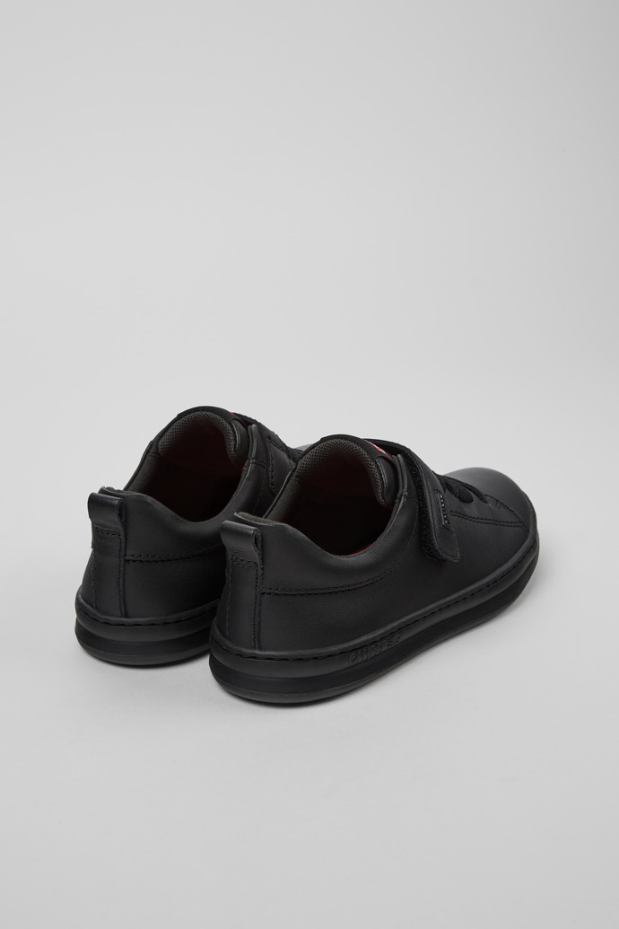 Camper Runner - Schwarzer Kindersneaker aus Leder und Textil.
