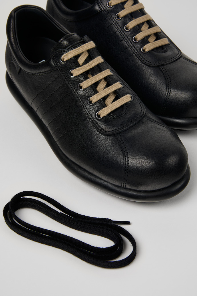 Camper Pelotas - Schwarzer Damenschuh aus pflanzlich gegerbtem Leder.