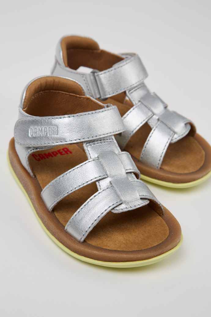 Camper Bicho - Silberne Kindersandale aus Leder.