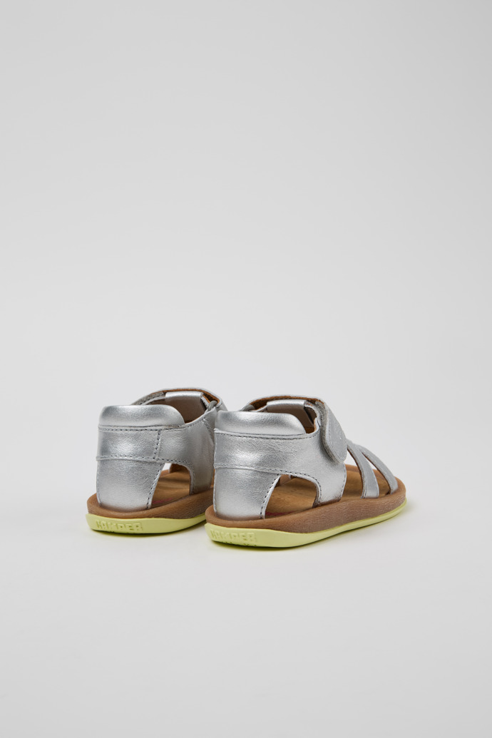 Camper Bicho - Silberne Kindersandale aus Leder.