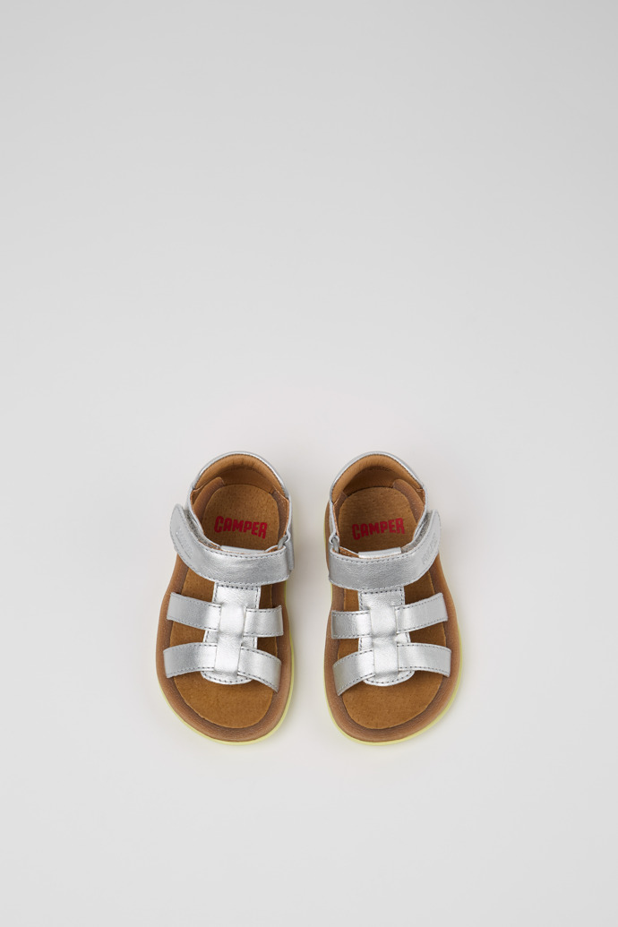 Camper Bicho - Silberne Kindersandale aus Leder.