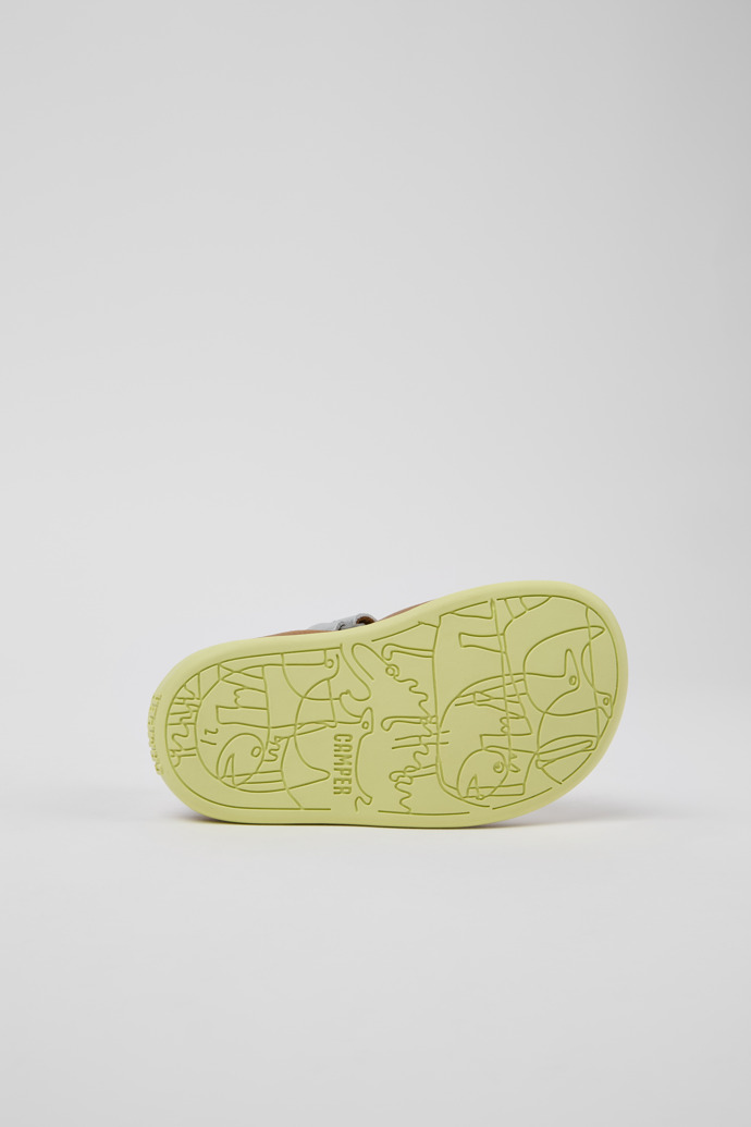 Camper Bicho - Silberne Kindersandale aus Leder.
