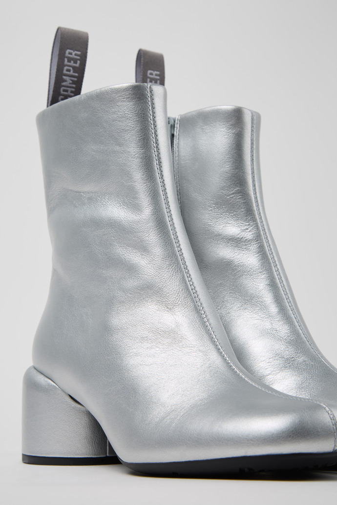 Camper Niki - Silberne Lederstiefeletten für Damen.