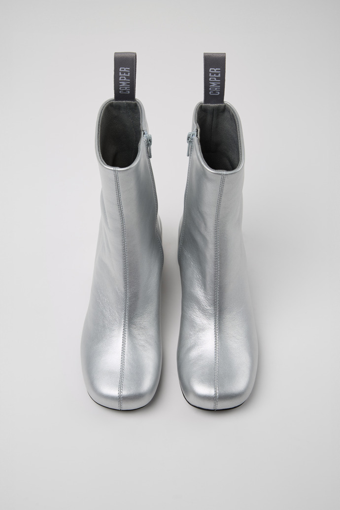 Camper Niki - Silberne Lederstiefeletten für Damen.