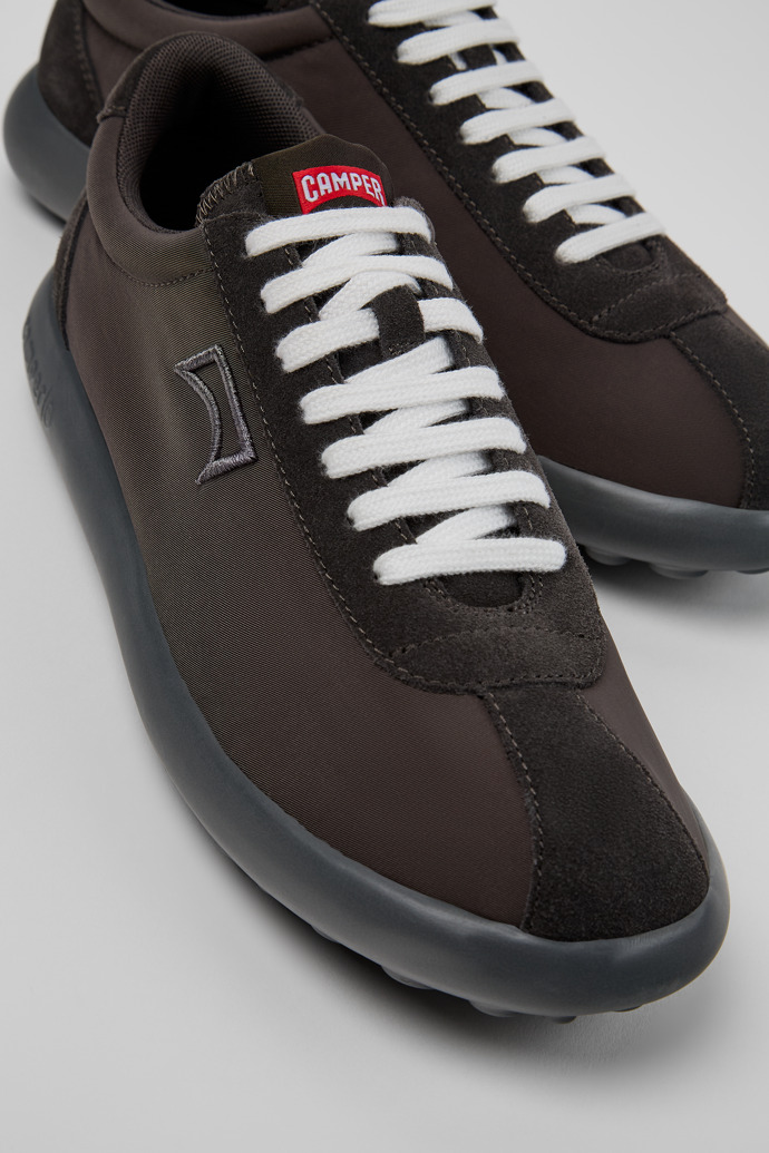 Camper Pelotas XLite - Grau Herrensneaker aus recyceltem PET und Nubukleder.