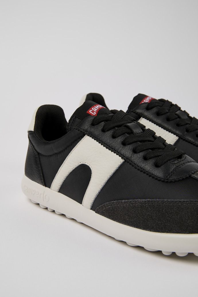 Camper Pelotas Xlite - Schwarzer Damensneaker aus Textil/Leder