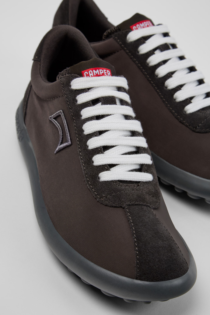 Camper Pelotas XLite - Grau Sneaker aus recyceltem PET und Nubukleder für Damen.
