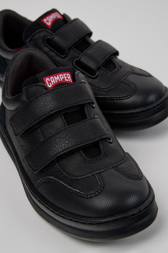 Camper Runner - Schwarzer Kindersneaker aus Leder und Nubukleder.