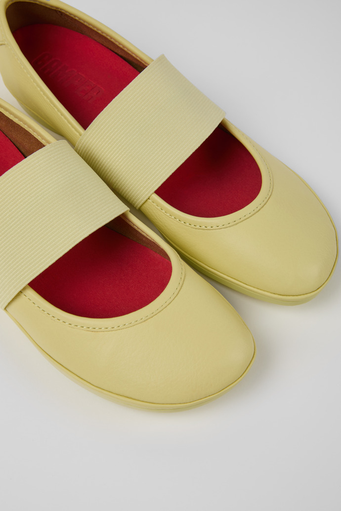 Camper Right - Gelber Lederballerina für Damen.