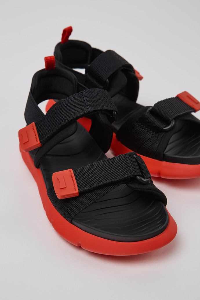 Camper Oruga - Schwarze Kindersandale aus Textil.