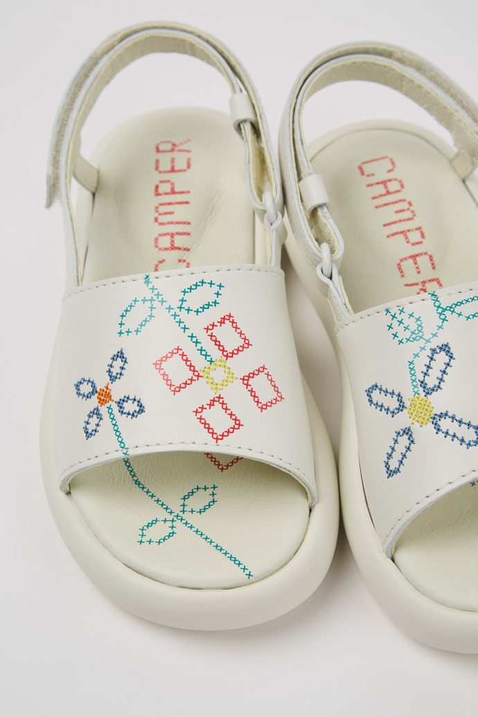Camper Twins - Weiße Kindersandale aus Leder.