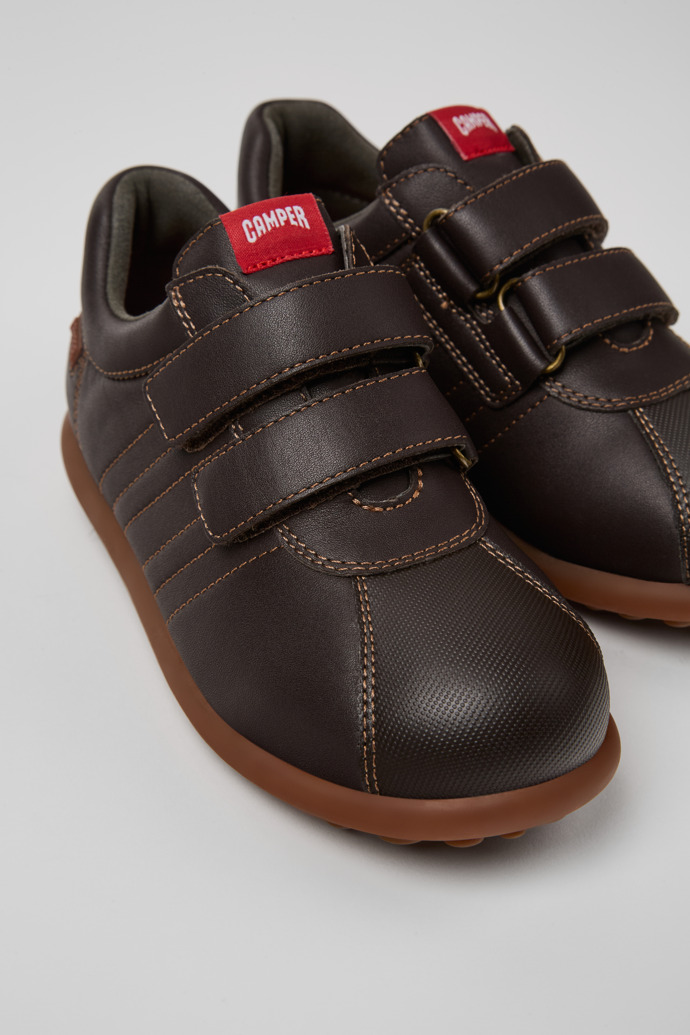 Camper Pelotas - Brauner Kinderschuh aus Leder und Textil.