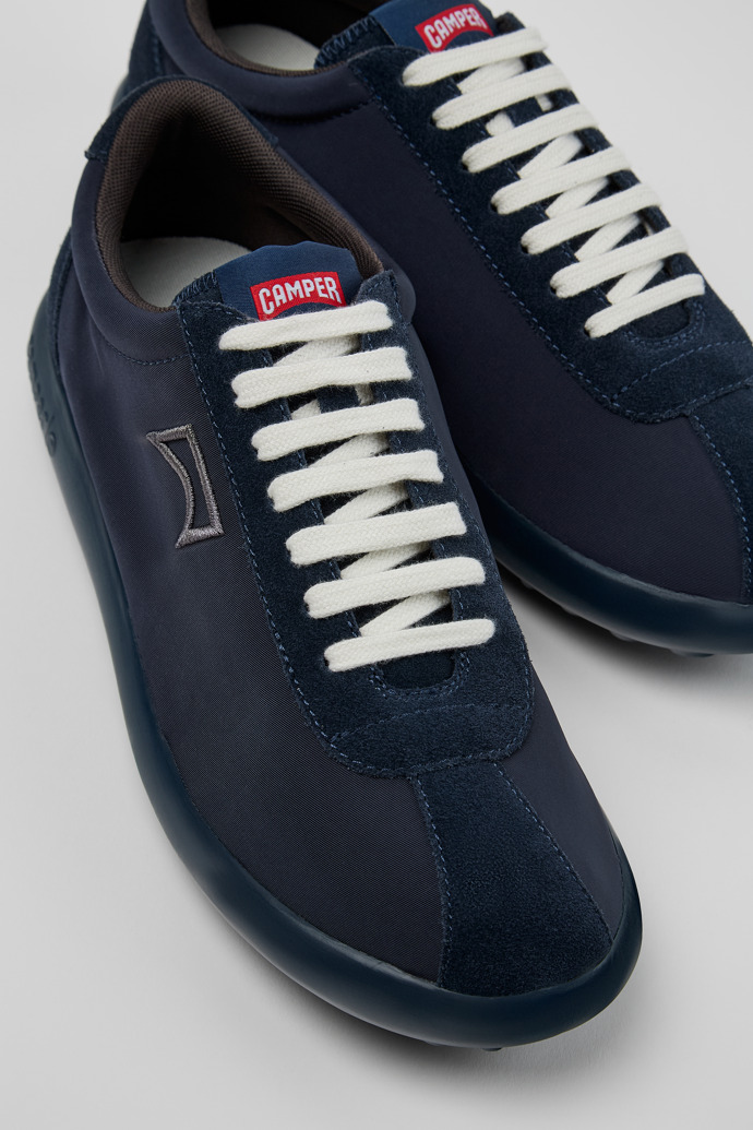 Camper Pelotas XLite - Blauer Herrensneaker aus recyceltem PET und Nubukleder.