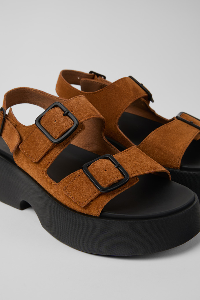 Camper Tasha - Braune Sandale aus Nubukleder für Damen.