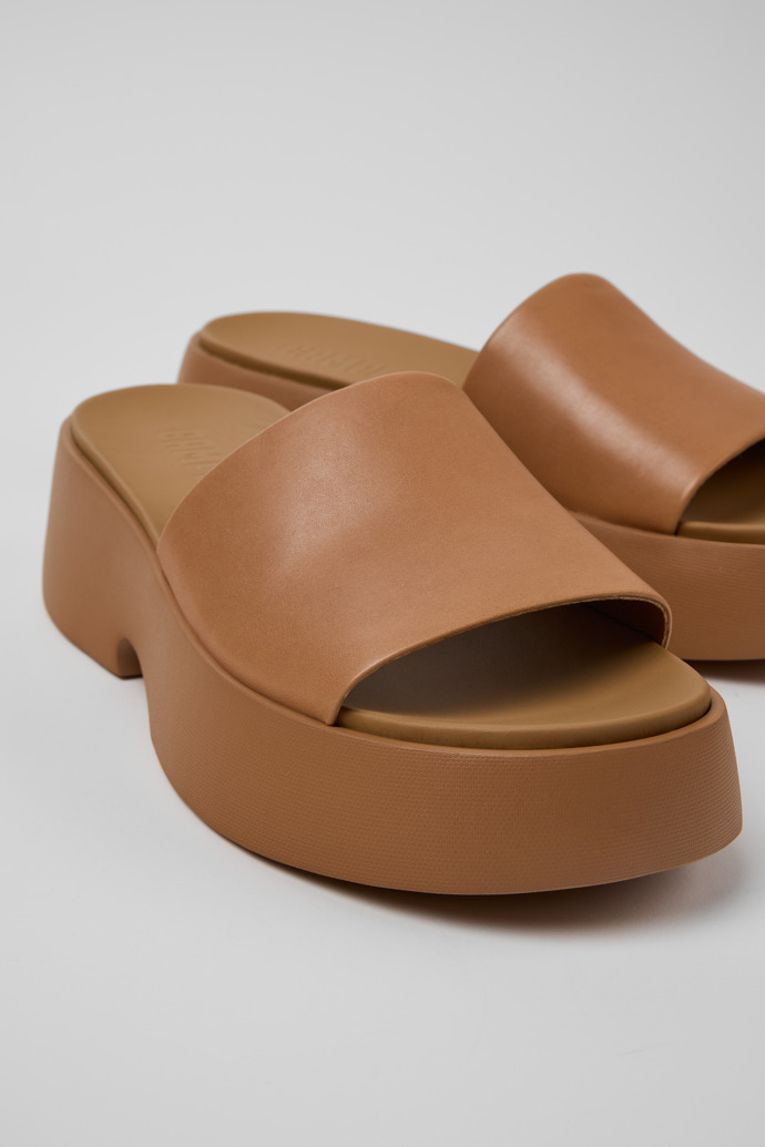 Camper Tasha - Nudefarbene Ledersandalen für Damen.