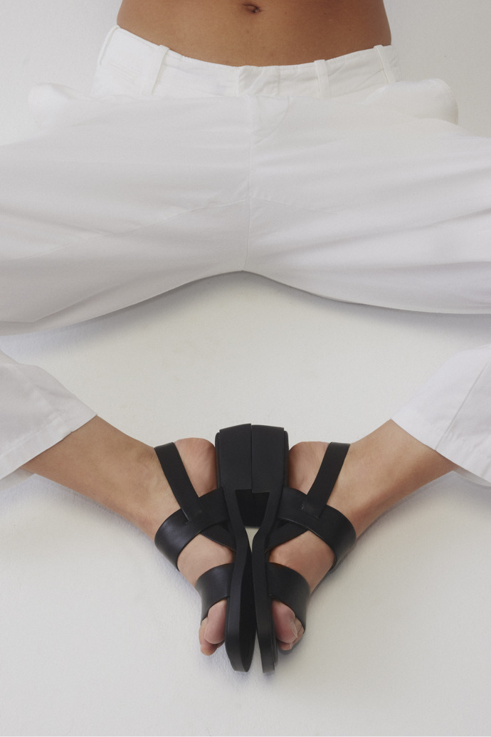 Camper Dana - Schwarze Ledersandale für Damen.