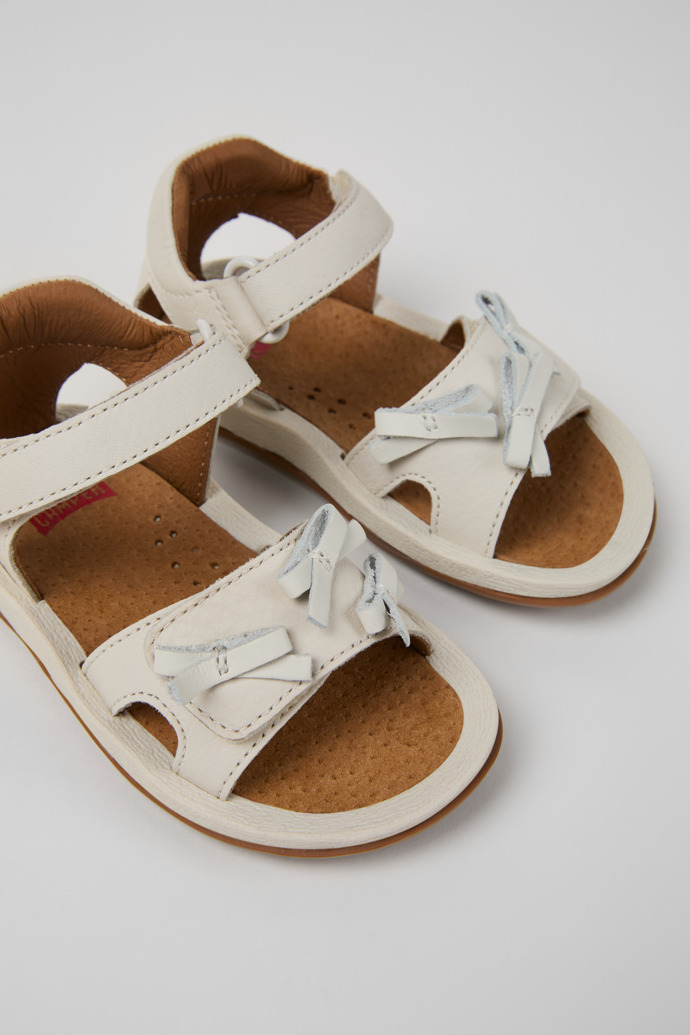 Camper Twins - Weiße Kindersandale aus Leder.