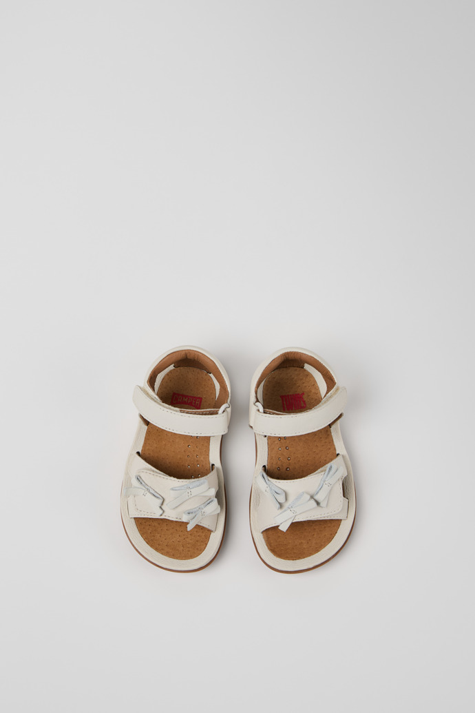 Camper Twins - Weiße Kindersandale aus Leder.