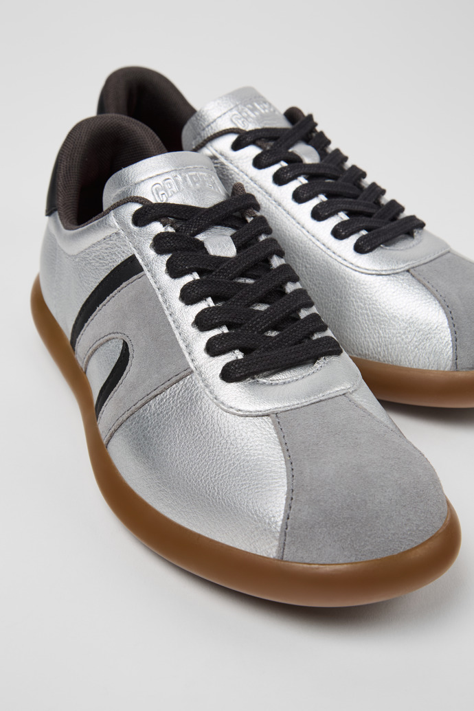 Camper Pelotas Soller - Silber-schwarzer Damensneaker aus Leder.