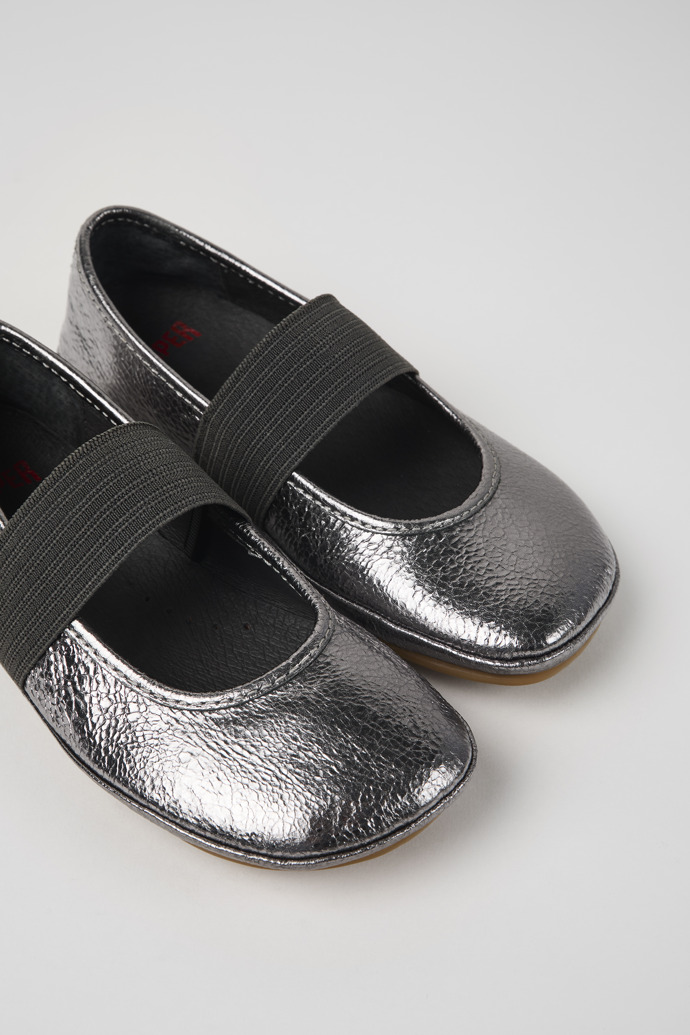 Camper Right - Kinderballerinas aus metallicgrauem Leder