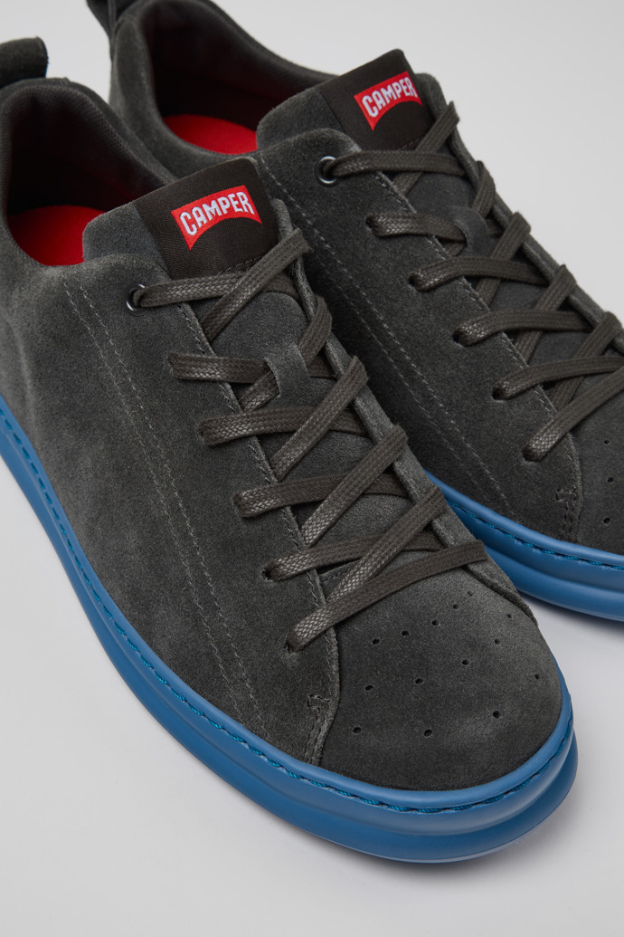 Camper Runner - Grauer Herrensneaker aus Nubukleder.