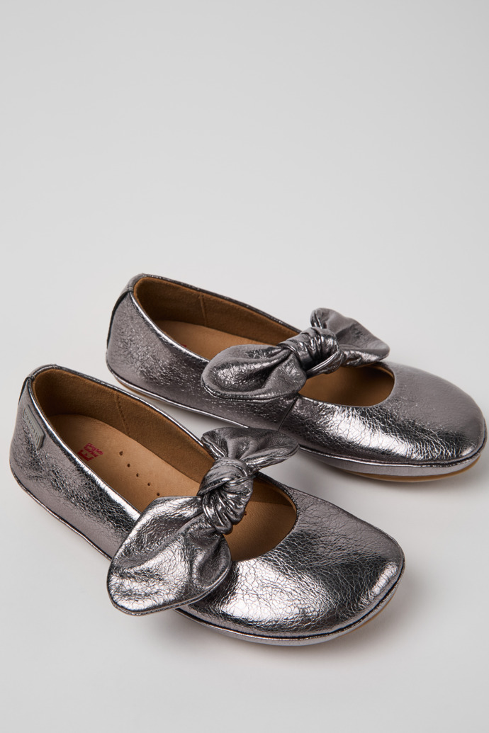 Camper Right Nina - Silberner Lederballerina für Kinder.