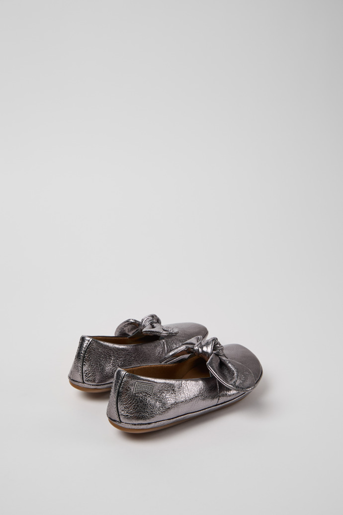 Camper Right Nina - Silberner Lederballerina für Kinder.