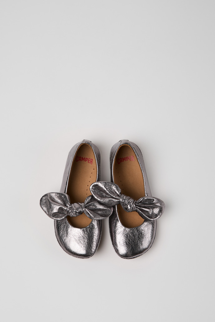 Camper Right Nina - Silberner Lederballerina für Kinder.