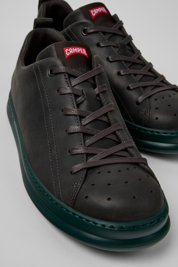 Camper Runner - Grauer Herrensneaker aus Nubukleder.