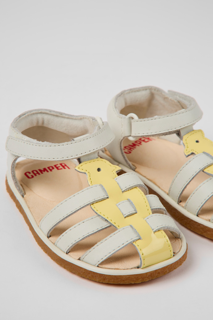 Camper Miko - Gelb-weiße Kindersandale aus Leder