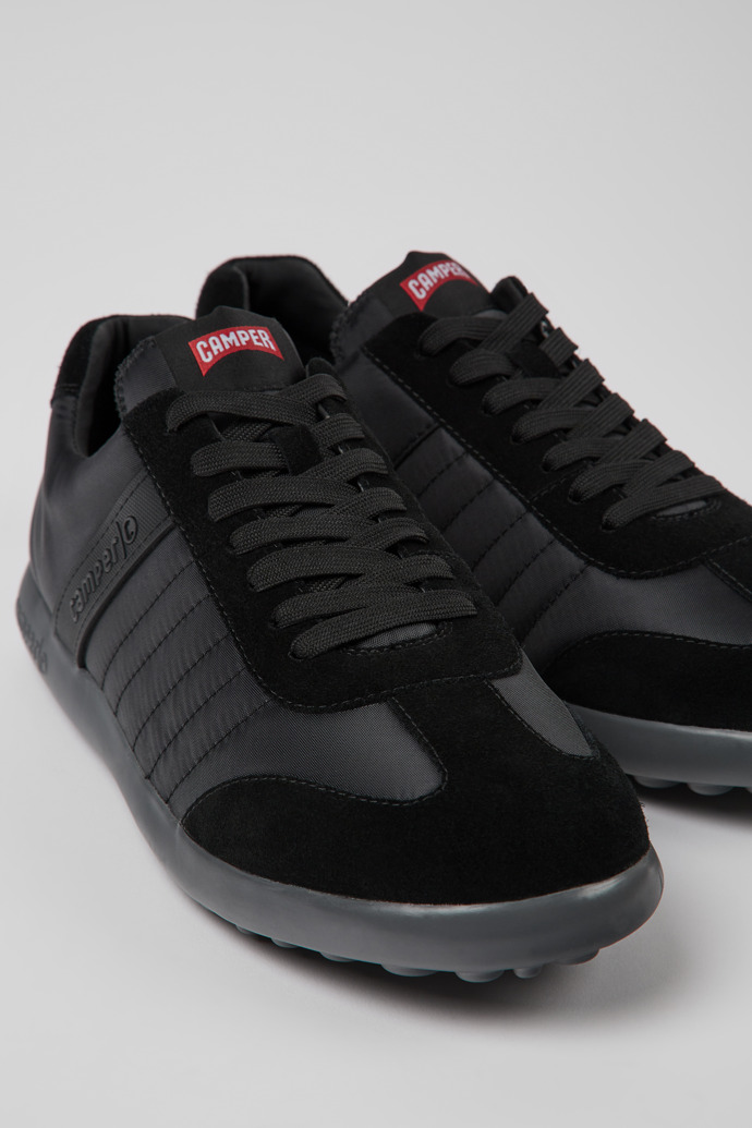 Camper Pelotas XLF - Schwarzer Herrensneaker aus Textil und Nubukleder.