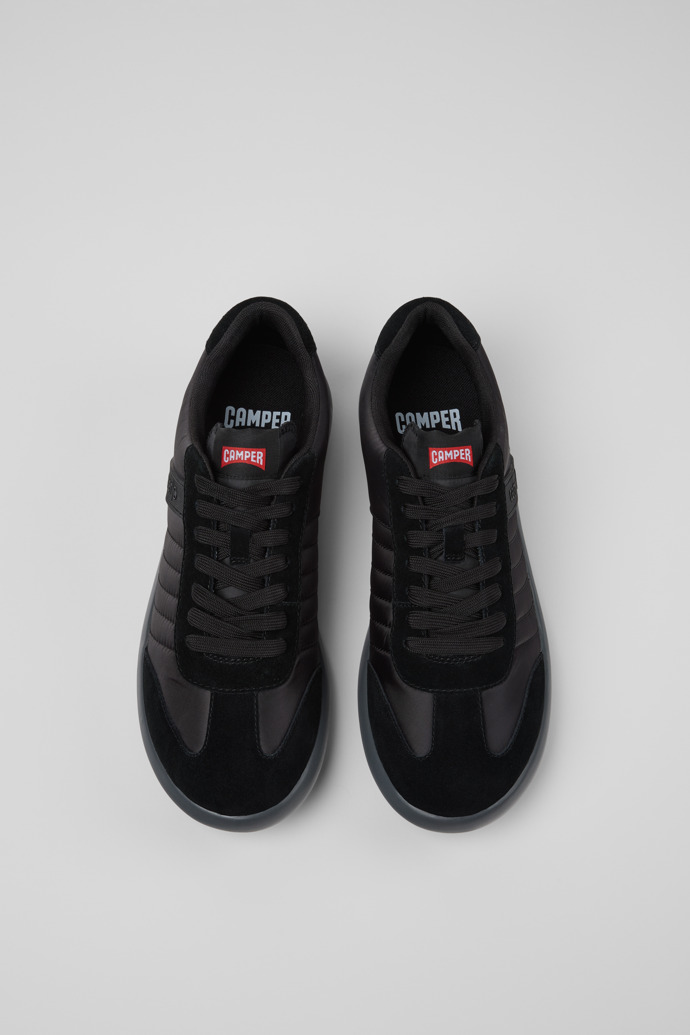 Camper Pelotas XLF - Schwarzer Herrensneaker aus Textil und Nubukleder.