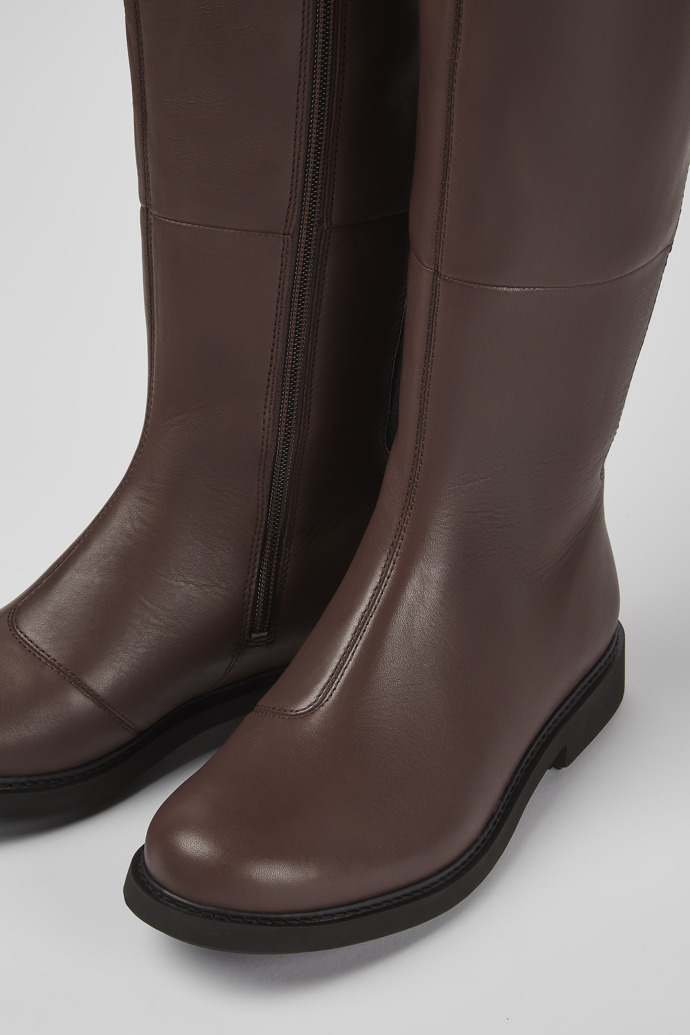 Camper Neuman - Brauner Damenhochstiefel aus Leder und Textil.